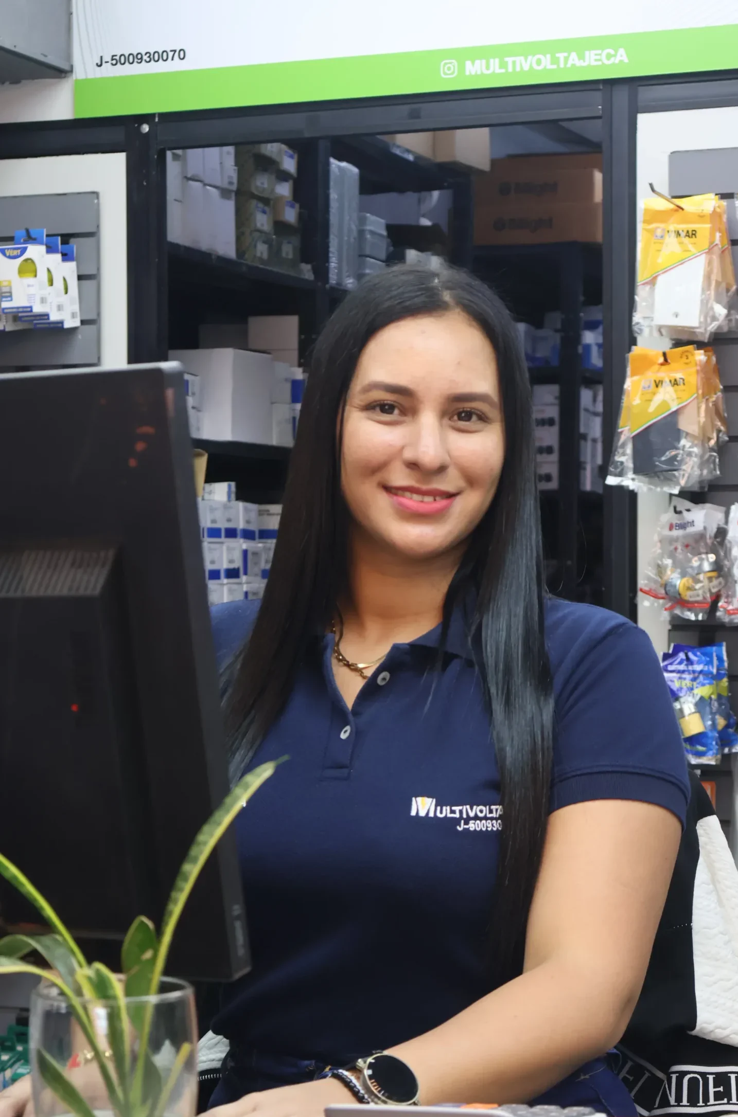 empleada-consultando-tienda-suministros-electricos-scaled