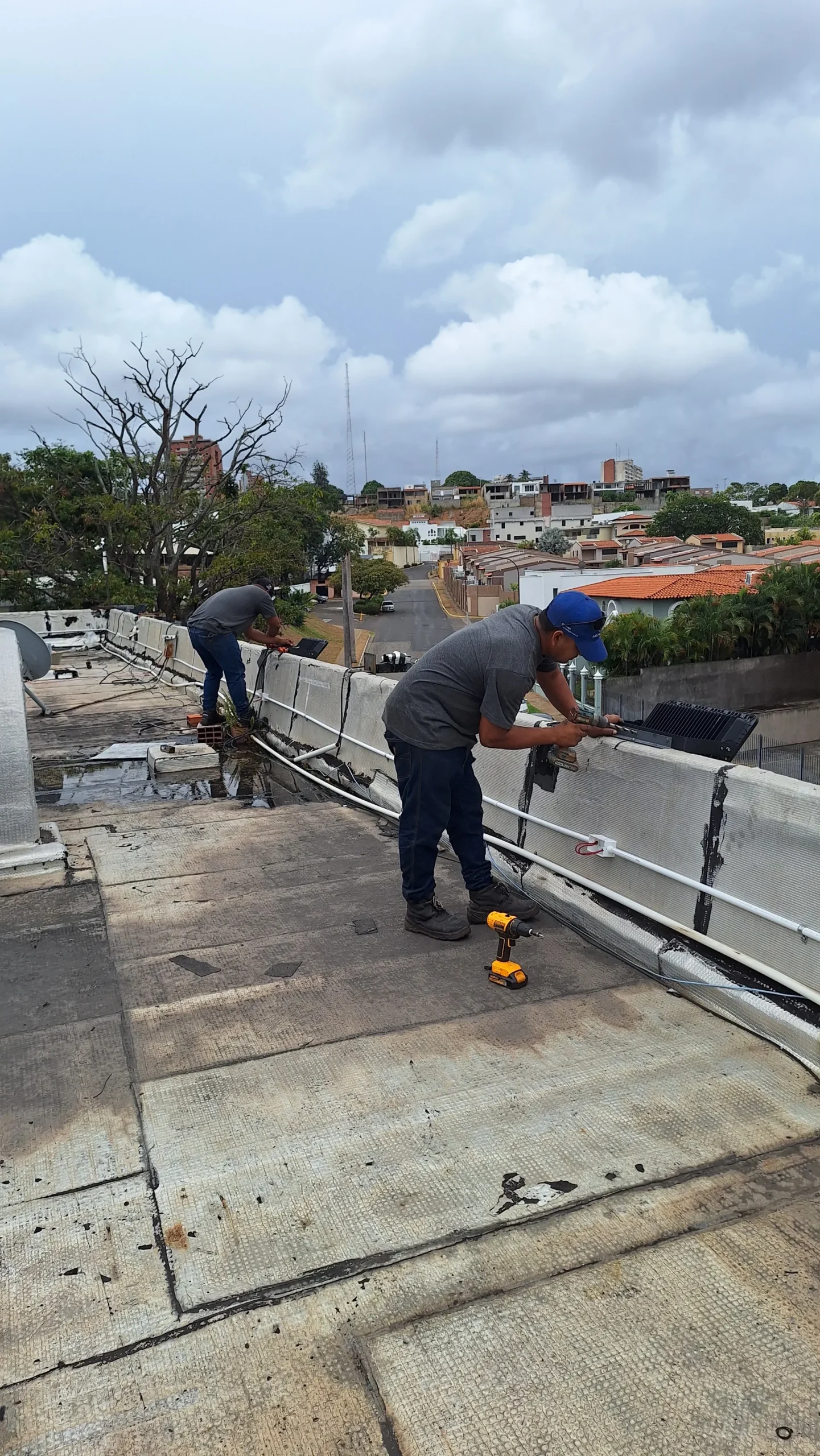 tecnicos-instalando-cableado-electrico-exterior-scaled